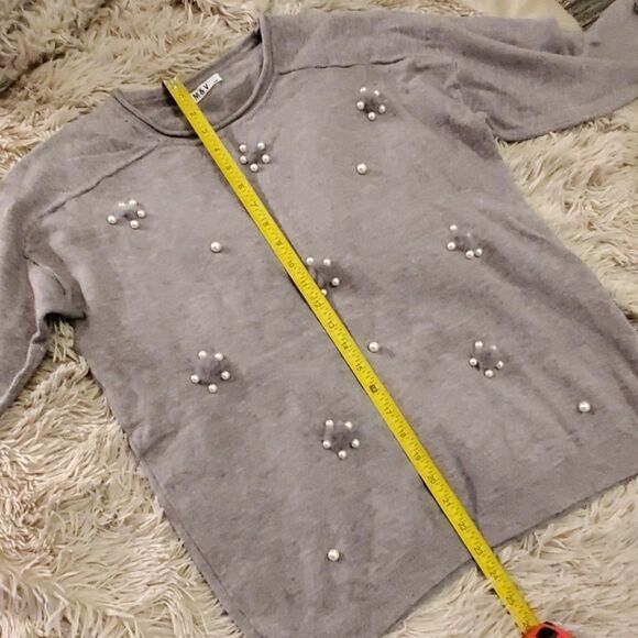 Beautiful M&V soft gray sweater with pearl detail - Picture 7 of 8